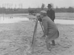 Landmeter in 1932 bij de bouw van de Waalbrug te Nijmegen